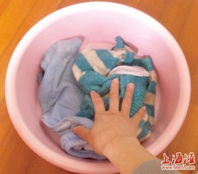 褪色的衣服怎么洗