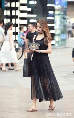 黑色上衣搭配什么颜色裙子