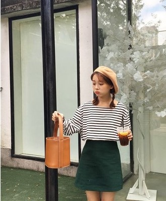 墨绿色裙子配什么颜色上衣好看