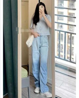 牛仔裤上衣配什么好看