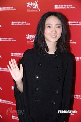 黑衣服配灰裤子