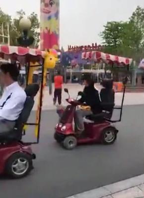 黑衣服配灰裤子