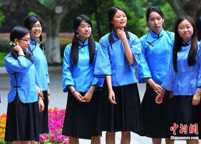 大学生一般穿什么衣服
