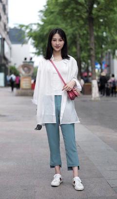 白色衣服搭配什么颜色裤子