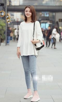 白色衣服搭配什么颜色裤子