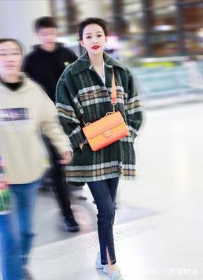 橘色的裤子配什么颜色的上衣