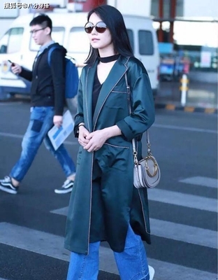 条纹衬衫配什么外套