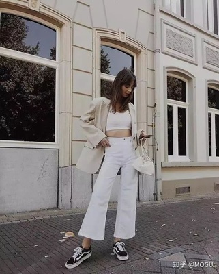 白裤子搭配什么上衣