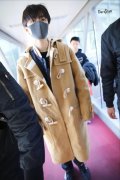 与王俊凯同款长外套搭配什么裤子好看？__穿搭技