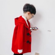 中大男童红色毛呢外套搭配什么裤子好看？__穿搭