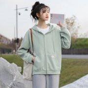 中学生春天拉链衫外套搭配什么裤子好看？__穿搭