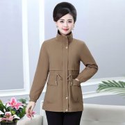 中年女休闲风衣外套搭配什么裤子好看？__穿搭技