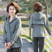 中年女装春装外套连帽搭配什么裤子好看？__穿搭
