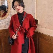 中款红色外套如何搭配什么裤子好看？__穿搭技巧
