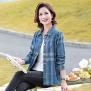 中老年人女牛仔外套搭配什么裤子好看？__穿搭技