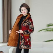 中老年冬装带帽女外套搭配什么裤子好看？__穿搭