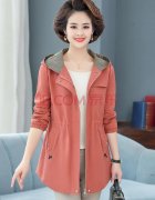 中老年女款长款风衣外套搭配什么裤子好看？_