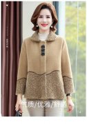 中老年女驼羊绒外套搭配什么裤子好看？__穿搭技