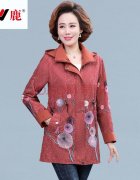 中老年时尚女士风衣外套搭配什么裤子好看？_