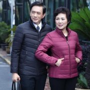 中老年男女外套批发市场搭配什么裤子好看？_
