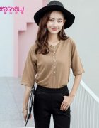 中袖卡其色短外套打底衫搭配什么裤子好看？_