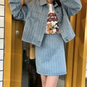 中长款牛仔裙外套搭配什么裤子好看？__穿搭技巧