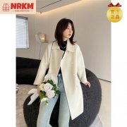 中长款白外套欣赏搭配什么裤子好看？__穿搭技巧