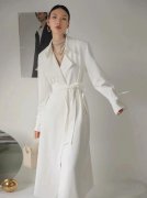 中长款白色上衣外套搭配什么裤子好看？__穿搭技