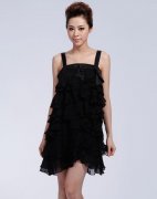 中长黑色吊带外套搭配什么裤子好看？__穿搭技巧