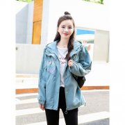 以纯休闲女生外套搭配什么裤子好看？__穿搭技巧