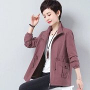 休闲中老年女风衣外套搭配什么裤子好看？__穿搭