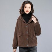 休闲冬季短款女装外套批发搭配什么裤子好看？