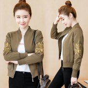 休闲女短秋装外套搭配什么裤子好看？__穿搭技巧