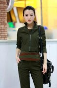休闲迷彩服外套女搭配什么裤子好看？__穿搭技巧