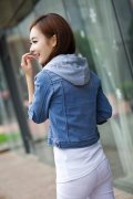 修身版牛仔外套搭配什么裤子好看？__穿搭技巧