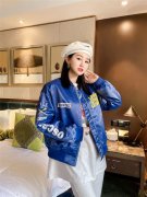 印花棒球服短外套搭配什么裤子好看？__穿搭技巧
