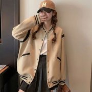 原宿风外套衣服搭配什么裤子好看？__穿搭技巧