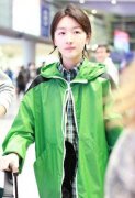 周冬雨军绿色外套搭配什么裤子好看？__穿搭技巧