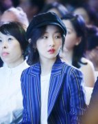 周冬雨同款深蓝色外套搭配什么裤子好看？__穿搭