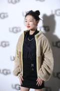 周冬雨粉毛领外套搭配什么裤子好看？__穿搭技巧