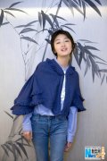 周冬雨蓝色牛仔外套搭配什么裤子好看？__穿搭技