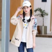 学院风薄外套女搭配什么裤子好看？__穿搭技巧