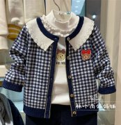 小熊格子短外套里面衣服搭配什么裤子好看？_