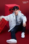 张一山同款白色外套搭配什么裤子好看？__穿搭技