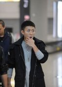 张一山活动外套搭配什么裤子好看？__穿搭技巧