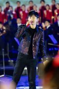 张杰歌手里外套搭配什么裤子好看？__穿搭技巧