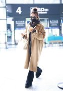 张雨绮同款驼色外套搭配什么裤子好看？__穿搭技