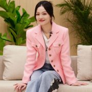 张韶涵歌手同款外套搭配什么裤子好看？__穿搭技