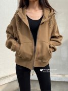 抓绒卫衣可以当外套搭配什么裤子好看？__穿搭技
