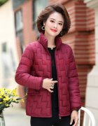 新品女中老年短冬外套搭配什么裤子好看？__穿搭